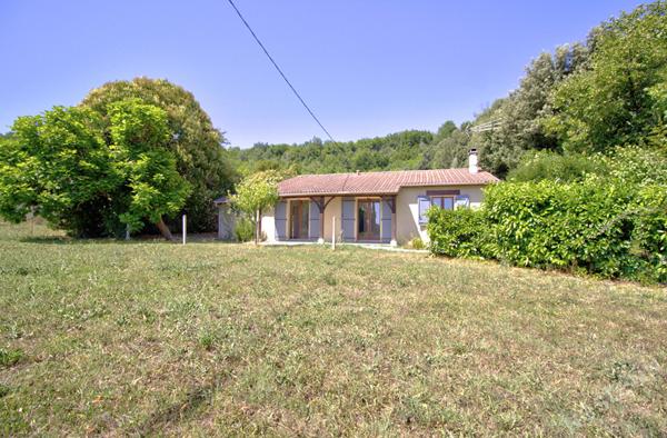 Proche d'Agen - Maison de plain-pied de 4 pièces principales de 84 m² avec garage et jardin.