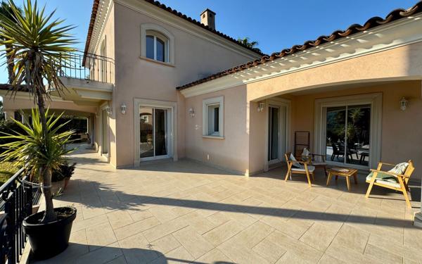 Maison à vendre    5 pièces • 204 m2 Saint-Raphaël