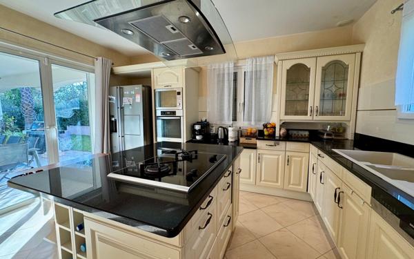 Maison à vendre    5 pièces • 204 m2 Saint-Raphaël