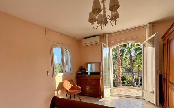 Maison à vendre    5 pièces • 204 m2 Saint-Raphaël
