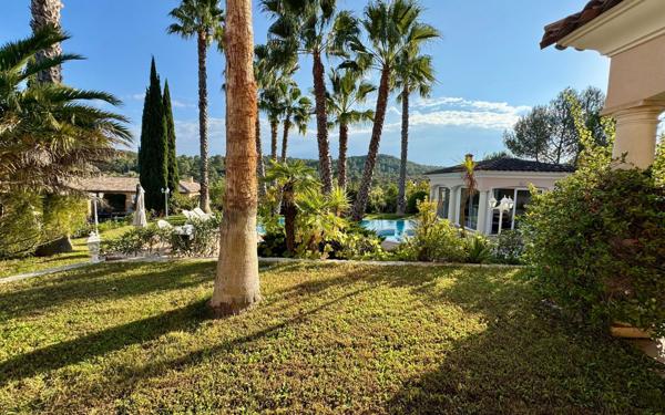 Maison à vendre    5 pièces • 204 m2 Saint-Raphaël