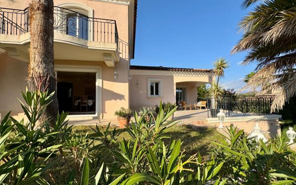 Maison à vendre    5 pièces • 204 m2 Saint-Raphaël
