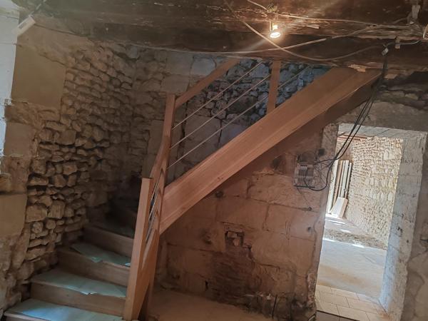 Authentique maison en pierre à rénover – Fort potentiel au cœur de Montlouis-sur-Loire