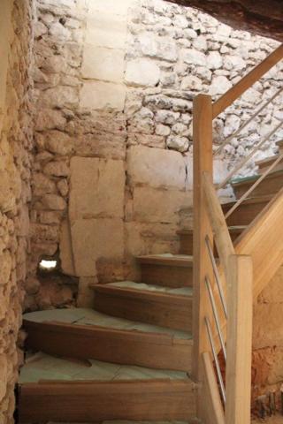 Authentique maison en pierre à rénover – Fort potentiel au cœur de Montlouis-sur-Loire