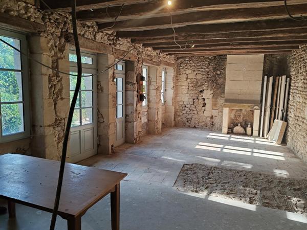 Authentique maison en pierre à rénover – Fort potentiel au cœur de Montlouis-sur-Loire
