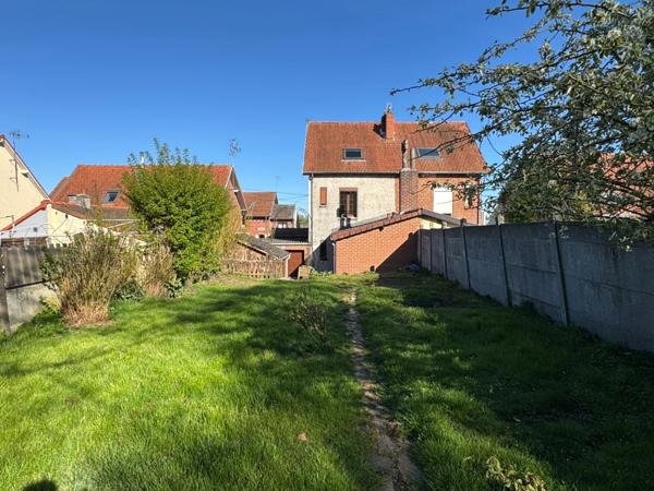 Maison semi-individuelle 4 chambres – Rue calme – Garage – Jardin – Terrasse