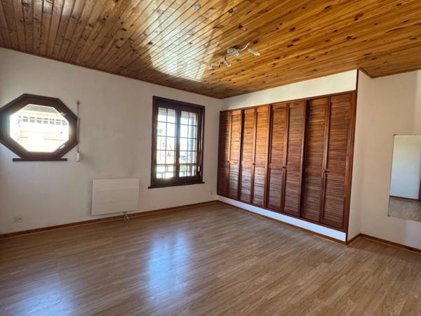 Maison semi-individuelle 4 chambres – Rue calme – Garage – Jardin – Terrasse