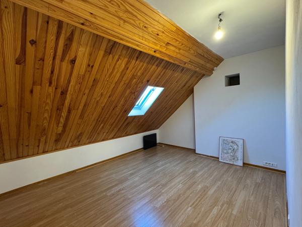 Maison semi-individuelle 4 chambres – Rue calme – Garage – Jardin – Terrasse