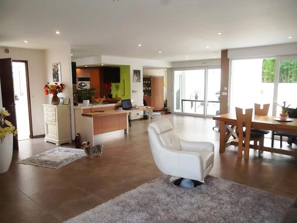 CONTEMPORAINE 4 CHAMBRES, PROCHE DES COMMETCES