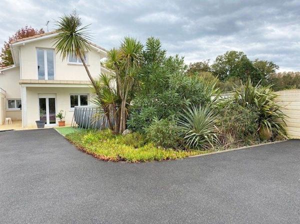 CONTEMPORAINE 4 CHAMBRES, PROCHE DES COMMETCES