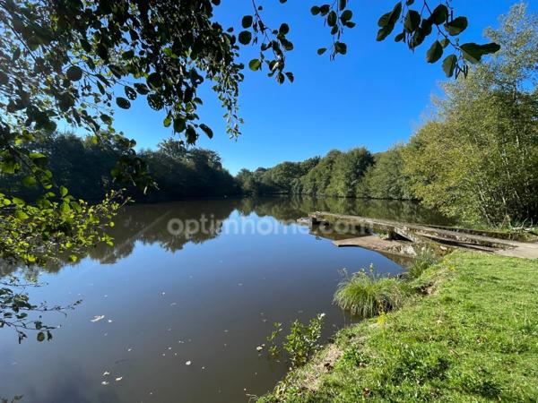 Maison et grandes granges et 54000 m2 de terrain avec étang