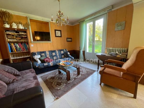 Maison et grandes granges et 54000 m2 de terrain avec étang