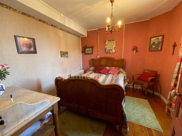 Maison et grandes granges et 54000 m2 de terrain avec étang