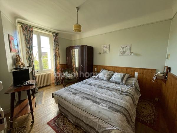 Maison et grandes granges et 54000 m2 de terrain avec étang