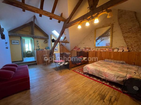 Maison et grandes granges et 54000 m2 de terrain avec étang