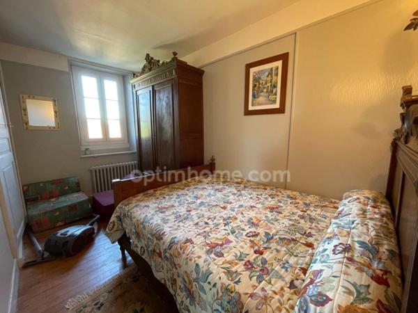 Maison et grandes granges et 54000 m2 de terrain avec étang