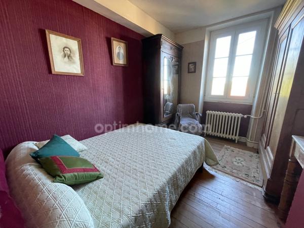 Maison et grandes granges et 54000 m2 de terrain avec étang