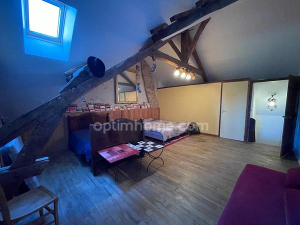 Maison et grandes granges et 54000 m2 de terrain avec étang