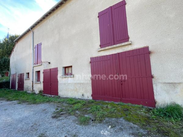 Maison et grandes granges et 54000 m2 de terrain avec étang