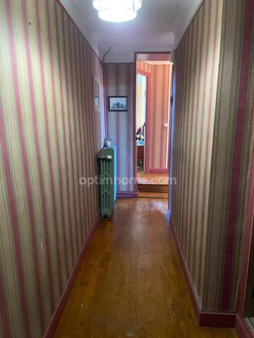 Maison et grandes granges et 54000 m2 de terrain avec étang