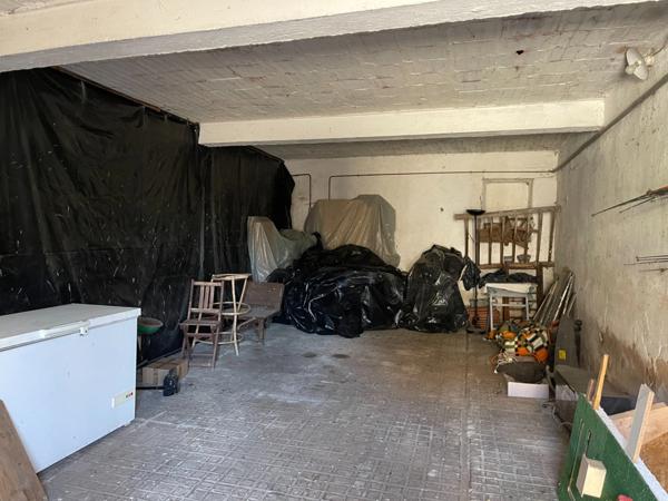 Maison et grandes granges et 54000 m2 de terrain avec étang