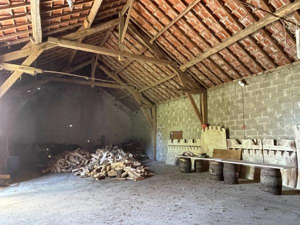 Maison et grandes granges et 54000 m2 de terrain avec étang