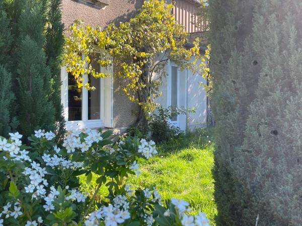 Maison et grandes granges et 54000 m2 de terrain avec étang