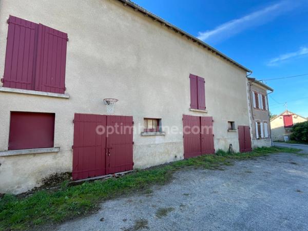 Maison et grandes granges et 54000 m2 de terrain avec étang