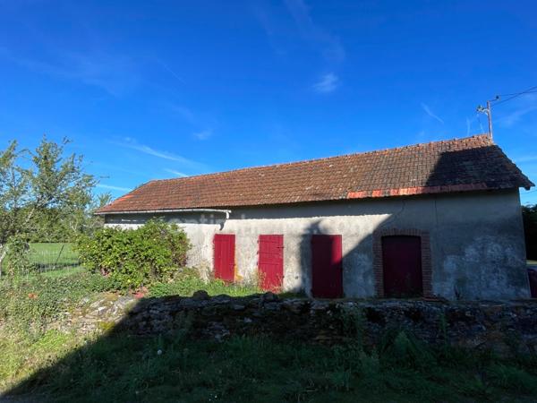 Maison et grandes granges et 54000 m2 de terrain avec étang