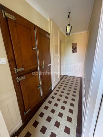 Maison et grandes granges et 54000 m2 de terrain avec étang