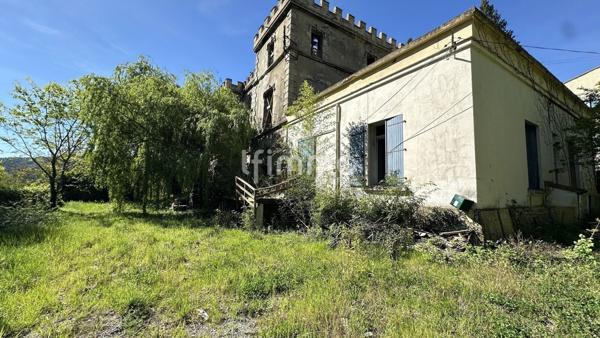 Ensemble immobilier , immeuble garage jardin