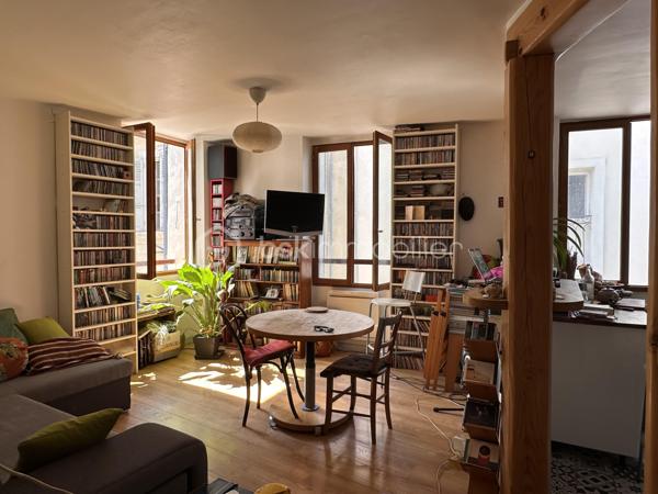 Au 3ᵉ étage d'une petite copropriété, appartement de 55 m² offrant une distribution efficace et fonctionnelle.

L'entrée dessert une pièce de vie de 22 m², composée d'un séjour lumineux et d'une cuisine aménagée et équipée, séparée par un bar. Grâce à ses trois fenêtres et sa situation en angle de rue, le séjour bénéficie d'une belle lumière naturelle et d'une perspective lointaine. 

L'espace nuit comprend deux chambres de 11 m² et 9 m², donnant sur un puits de lumière.
Salle de bain avec baignoire sabot. Cave en sous-sol.

Idéal pour un premier achat, un pied-à-terre ou un investissement locatif.