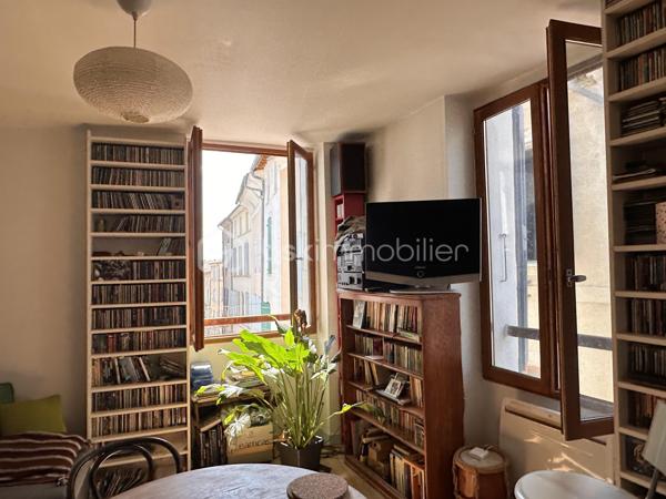 Au 3ᵉ étage d'une petite copropriété, appartement de 55 m² offrant une distribution efficace et fonctionnelle.

L'entrée dessert une pièce de vie de 22 m², composée d'un séjour lumineux et d'une cuisine aménagée et équipée, séparée par un bar. Grâce à ses trois fenêtres et sa situation en angle de rue, le séjour bénéficie d'une belle lumière naturelle et d'une perspective lointaine. 

L'espace nuit comprend deux chambres de 11 m² et 9 m², donnant sur un puits de lumière.
Salle de bain avec baignoire sabot. Cave en sous-sol.

Idéal pour un premier achat, un pied-à-terre ou un investissement locatif.
