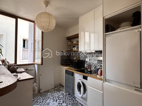 Au 3ᵉ étage d'une petite copropriété, appartement de 55 m² offrant une distribution efficace et fonctionnelle.

L'entrée dessert une pièce de vie de 22 m², composée d'un séjour lumineux et d'une cuisine aménagée et équipée, séparée par un bar. Grâce à ses trois fenêtres et sa situation en angle de rue, le séjour bénéficie d'une belle lumière naturelle et d'une perspective lointaine. 

L'espace nuit comprend deux chambres de 11 m² et 9 m², donnant sur un puits de lumière.
Salle de bain avec baignoire sabot. Cave en sous-sol.

Idéal pour un premier achat, un pied-à-terre ou un investissement locatif.