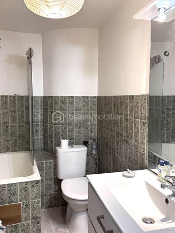 Au 3ᵉ étage d'une petite copropriété, appartement de 55 m² offrant une distribution efficace et fonctionnelle.

L'entrée dessert une pièce de vie de 22 m², composée d'un séjour lumineux et d'une cuisine aménagée et équipée, séparée par un bar. Grâce à ses trois fenêtres et sa situation en angle de rue, le séjour bénéficie d'une belle lumière naturelle et d'une perspective lointaine. 

L'espace nuit comprend deux chambres de 11 m² et 9 m², donnant sur un puits de lumière.
Salle de bain avec baignoire sabot. Cave en sous-sol.

Idéal pour un premier achat, un pied-à-terre ou un investissement locatif.