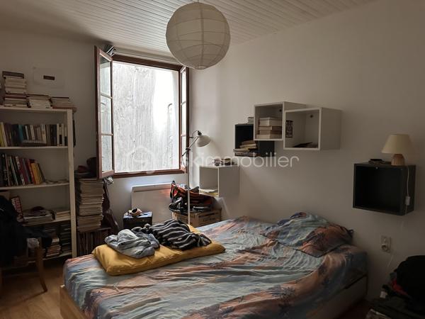 Au 3ᵉ étage d'une petite copropriété, appartement de 55 m² offrant une distribution efficace et fonctionnelle.

L'entrée dessert une pièce de vie de 22 m², composée d'un séjour lumineux et d'une cuisine aménagée et équipée, séparée par un bar. Grâce à ses trois fenêtres et sa situation en angle de rue, le séjour bénéficie d'une belle lumière naturelle et d'une perspective lointaine. 

L'espace nuit comprend deux chambres de 11 m² et 9 m², donnant sur un puits de lumière.
Salle de bain avec baignoire sabot. Cave en sous-sol.

Idéal pour un premier achat, un pied-à-terre ou un investissement locatif.