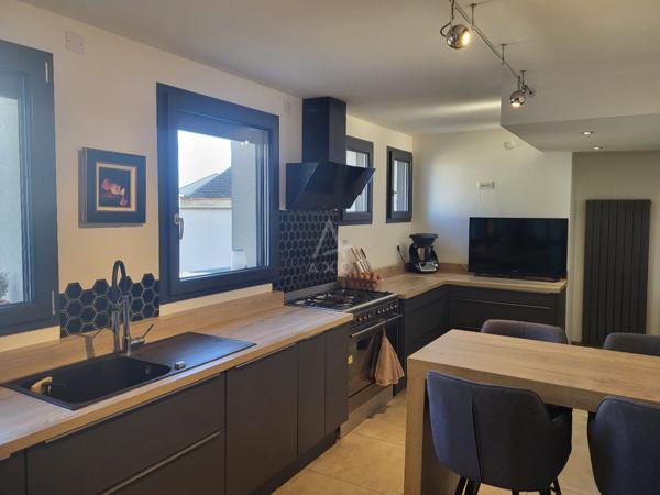 PROPRIETE HAUT DE GAMME avec 2 MAISONS, GARAGES, PISCINE CHAUFFEE, PERGOLA  BIOCLIMATIQUE, SPA sur 2.615 m² - A 120 kms de PARIS, 23 kms d'EPERNAY, 20 kms de VERTUS