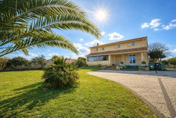 Ambares Et Lagrave ,Maison familiale rénovée de 230 m2 habitables - 8 pièces -5 chambres  dont une suite parentale en rdc - Grande pièce vie - Piscine - Parc arboré -  Carport