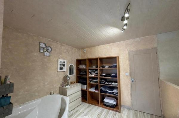 Ambares Et Lagrave ,Maison familiale rénovée de 230 m2 habitables - 8 pièces -5 chambres  dont une suite parentale en rdc - Grande pièce vie - Piscine - Parc arboré -  Carport