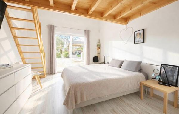Ambares Et Lagrave ,Maison familiale rénovée de 230 m2 habitables - 8 pièces -5 chambres  dont une suite parentale en rdc - Grande pièce vie - Piscine - Parc arboré -  Carport