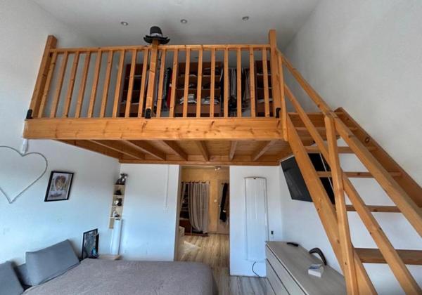 Ambares Et Lagrave ,Maison familiale rénovée de 230 m2 habitables - 8 pièces -5 chambres  dont une suite parentale en rdc - Grande pièce vie - Piscine - Parc arboré -  Carport
