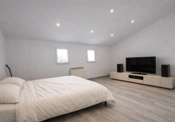 Ambares Et Lagrave ,Maison familiale rénovée de 230 m2 habitables - 8 pièces -5 chambres  dont une suite parentale en rdc - Grande pièce vie - Piscine - Parc arboré -  Carport