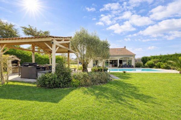 Ambares Et Lagrave ,Maison familiale rénovée de 230 m2 habitables - 8 pièces -5 chambres  dont une suite parentale en rdc - Grande pièce vie - Piscine - Parc arboré -  Carport