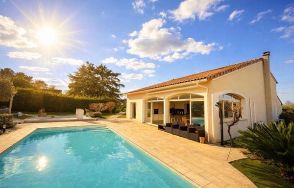 Ambares Et Lagrave ,Maison familiale rénovée de 230 m2 habitables - 8 pièces -5 chambres  dont une suite parentale en rdc - Grande pièce vie - Piscine - Parc arboré -  Carport