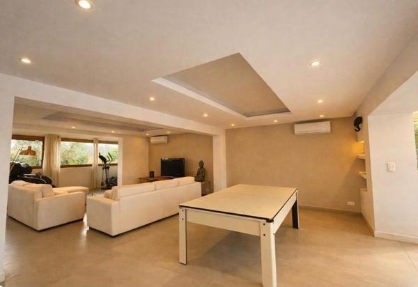Ambares Et Lagrave ,Maison familiale rénovée de 230 m2 habitables - 8 pièces -5 chambres  dont une suite parentale en rdc - Grande pièce vie - Piscine - Parc arboré -  Carport