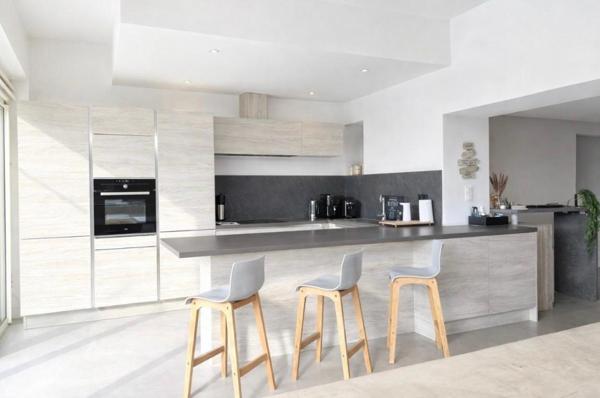 Ambares Et Lagrave ,Maison familiale rénovée de 230 m2 habitables - 8 pièces -5 chambres  dont une suite parentale en rdc - Grande pièce vie - Piscine - Parc arboré -  Carport