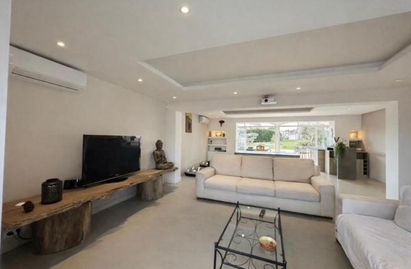 Ambares Et Lagrave ,Maison familiale rénovée de 230 m2 habitables - 8 pièces -5 chambres  dont une suite parentale en rdc - Grande pièce vie - Piscine - Parc arboré -  Carport