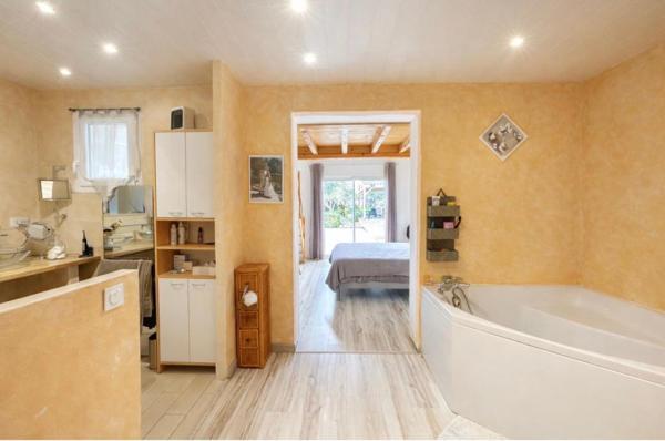 Ambares Et Lagrave ,Maison familiale rénovée de 230 m2 habitables - 8 pièces -5 chambres  dont une suite parentale en rdc - Grande pièce vie - Piscine - Parc arboré -  Carport
