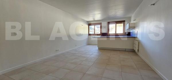 Appartement RDC rénové 2 pièces 60 m² / 1 place PARKING / Résidence 2013 / Proximité directe GARE et