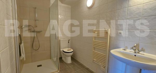 Appartement RDC rénové 2 pièces 60 m² / 1 place PARKING / Résidence 2013 / Proximité directe GARE et